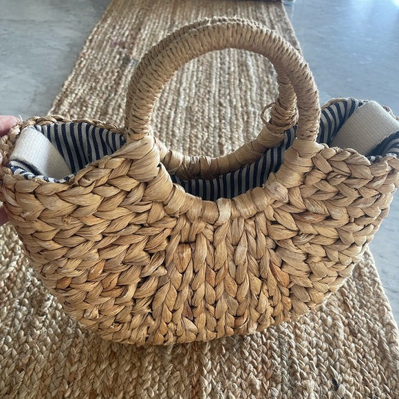 GAP Handbags - GAP straw tote purse with shoulder strap 🩵